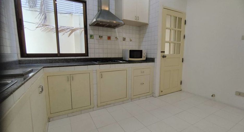 For rent 4 bedrooms house in Watthana, Bangkok