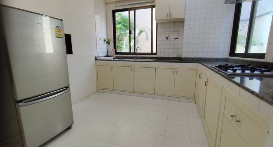 For rent 4 bedrooms house in Watthana, Bangkok