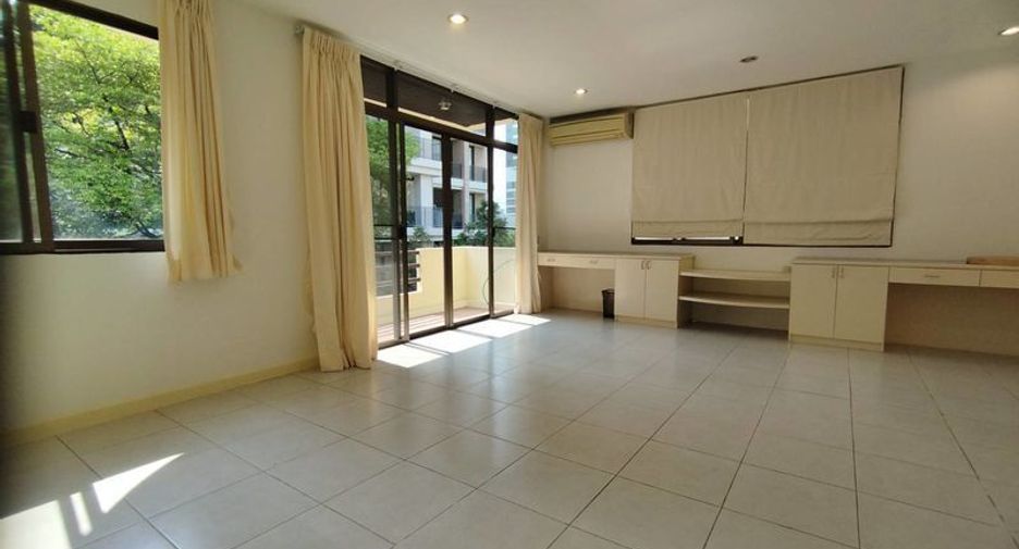 For rent 4 bedrooms house in Watthana, Bangkok