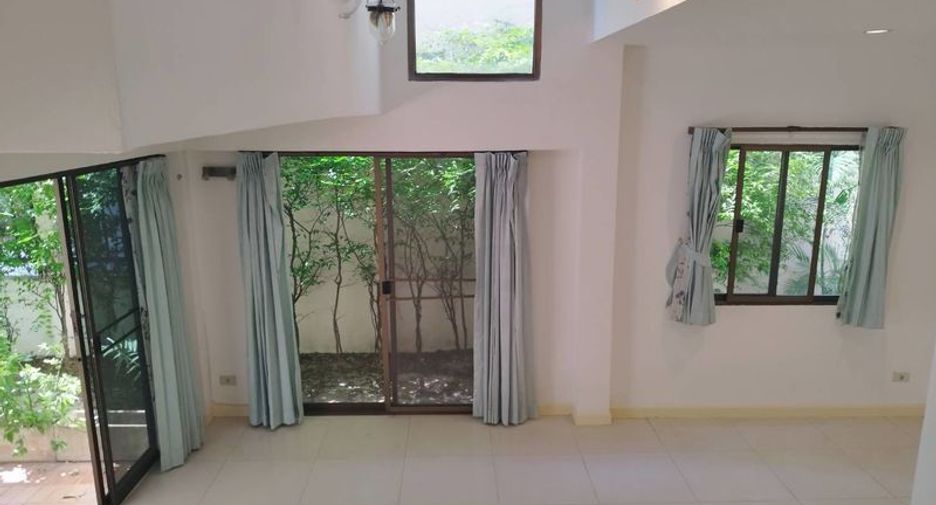 For rent 4 bedrooms house in Watthana, Bangkok