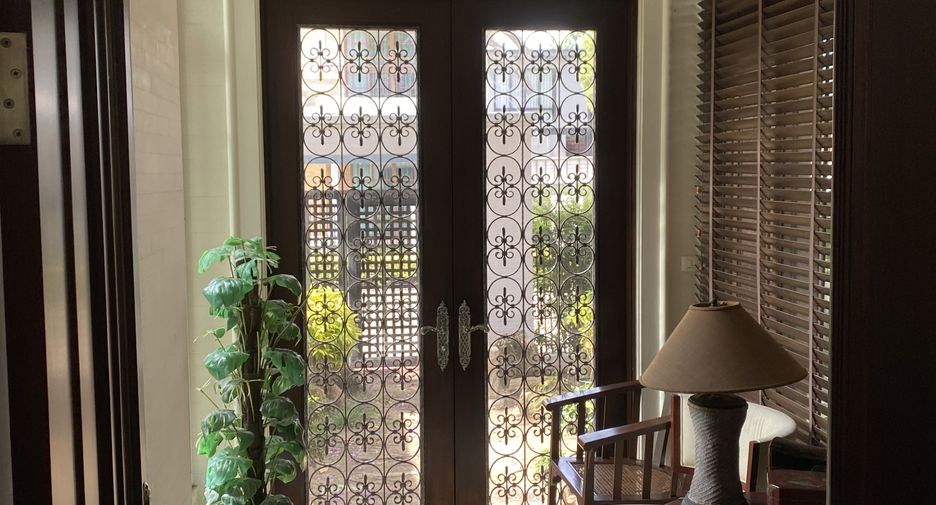 For sale 4 bedrooms house in Suan Luang, Bangkok