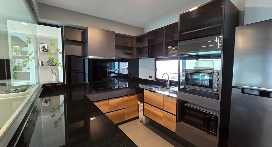 For rent 3 bedrooms townhouse in Bang Phli, Samut Prakan