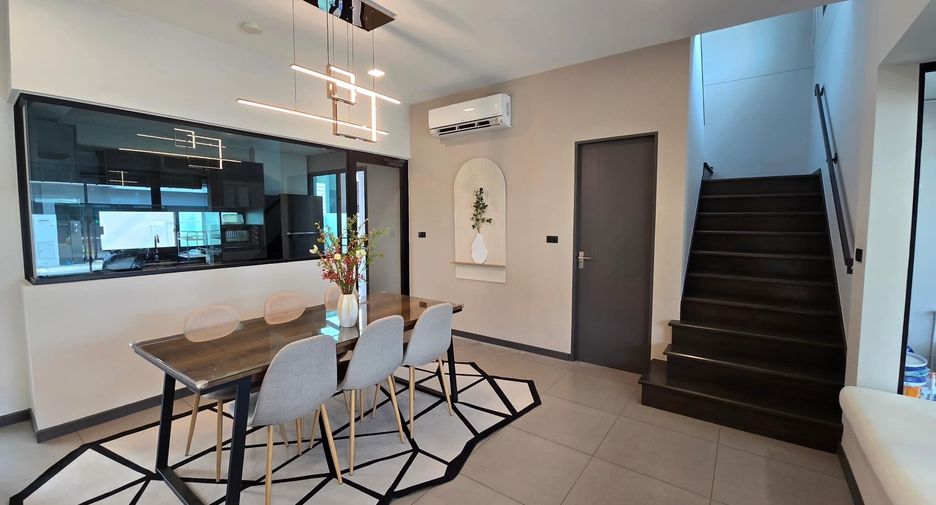 For rent 3 bedrooms townhouse in Bang Phli, Samut Prakan