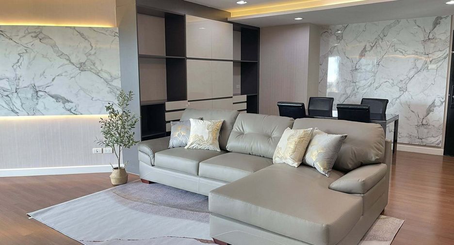 For rent 3 bedrooms condo in Huai Khwang, Bangkok