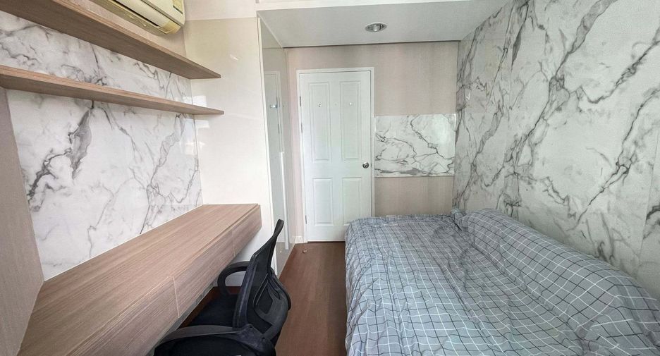 For rent 3 bedrooms condo in Huai Khwang, Bangkok