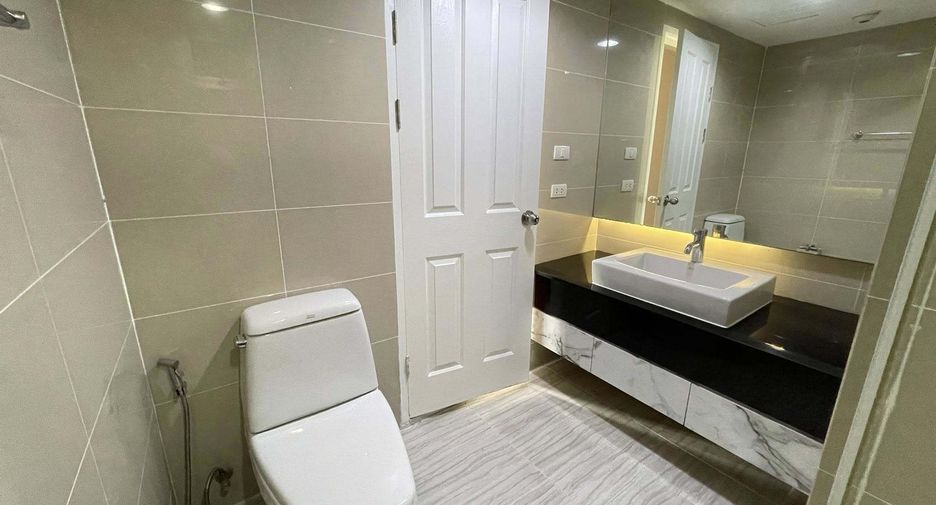 For rent 3 bedrooms condo in Huai Khwang, Bangkok
