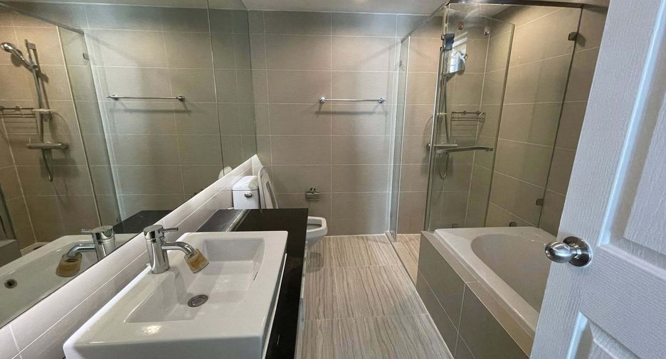 For rent 3 bedrooms condo in Huai Khwang, Bangkok