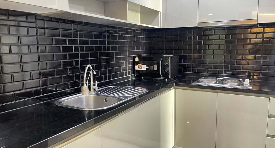 For rent 3 bedrooms condo in Huai Khwang, Bangkok