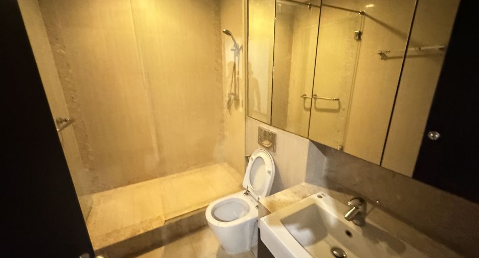 For rent 2 bedrooms condo in Pathum Wan, Bangkok