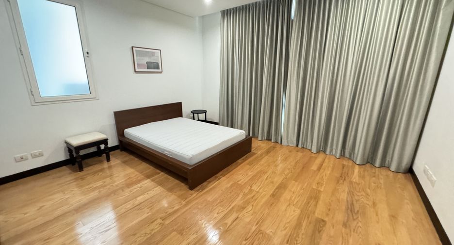 For rent 2 bedrooms condo in Pathum Wan, Bangkok