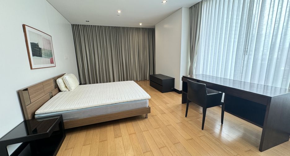 For rent 2 bedrooms condo in Pathum Wan, Bangkok