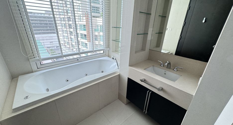 For rent 2 bedrooms condo in Pathum Wan, Bangkok
