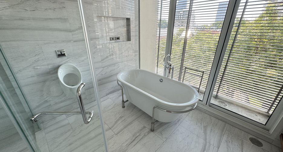 Condo en alquiler de 4 habitaciones en Khlong Toei, Bangkok