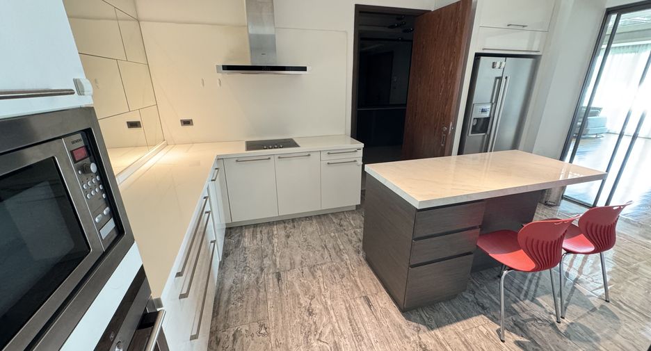 Condo en alquiler de 4 habitaciones en Khlong Toei, Bangkok