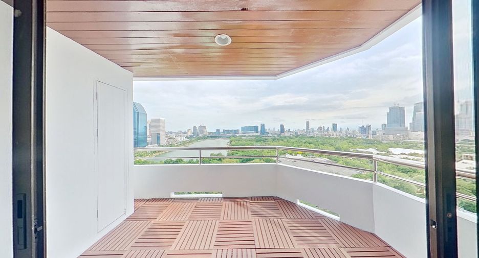 For rent 3 bedrooms apartment in Khlong Toei, Bangkok