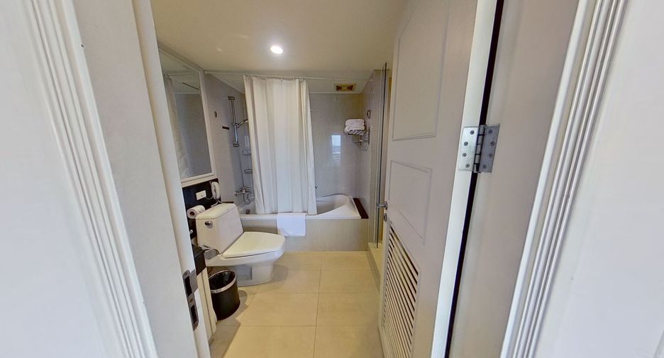 For rent 3 bedrooms apartment in Khlong Toei, Bangkok