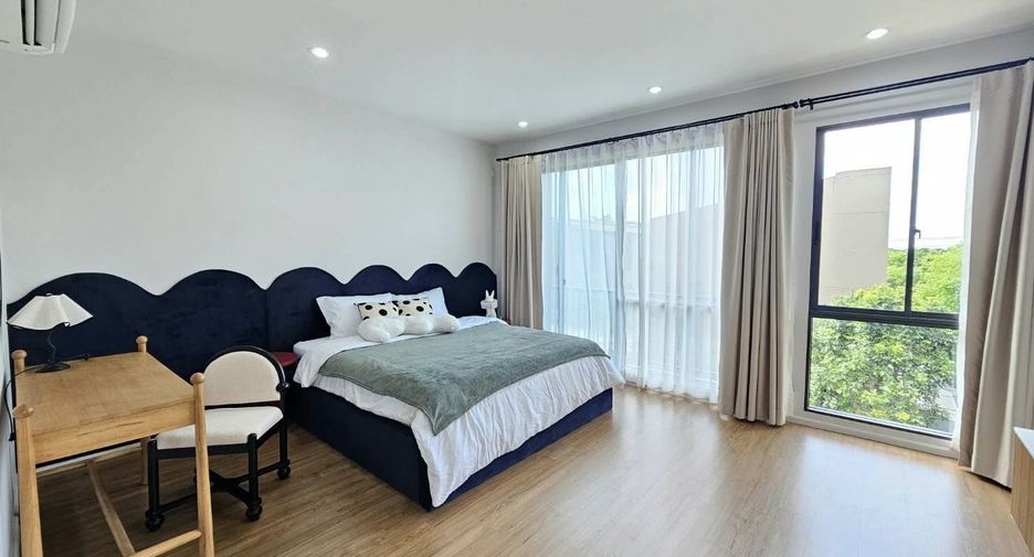 For rent 3 bedrooms townhouse in Saphan Sung, Bangkok