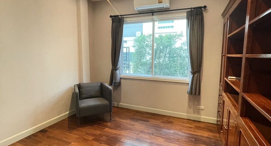 For sale 4 bedrooms house in Saphan Sung, Bangkok