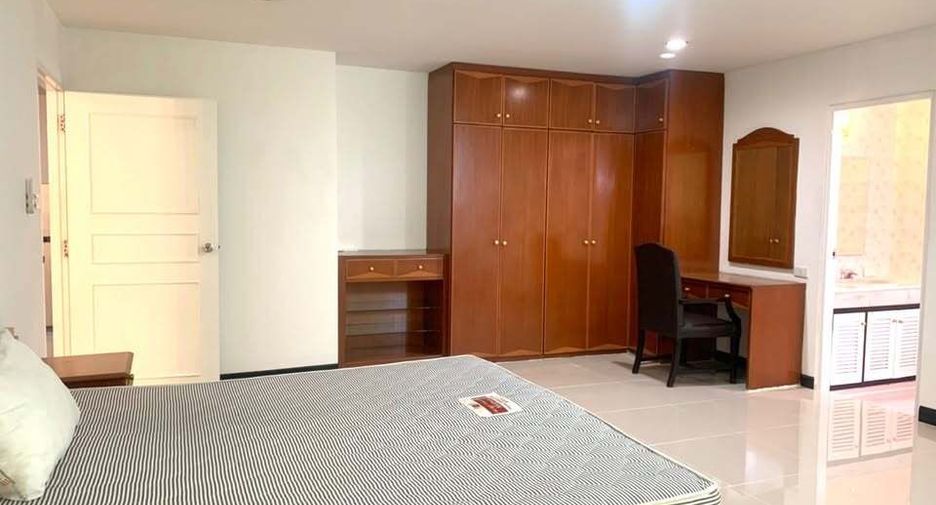 For rent 3 bedrooms condo in Watthana, Bangkok