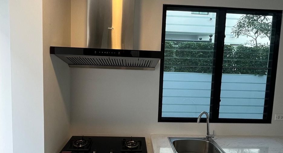 For rent 4 bedrooms house in Saphan Sung, Bangkok