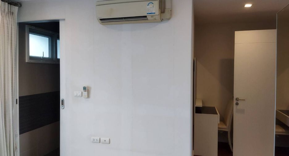 For sale 3 bedrooms townhouse in Wang Thonglang, Bangkok