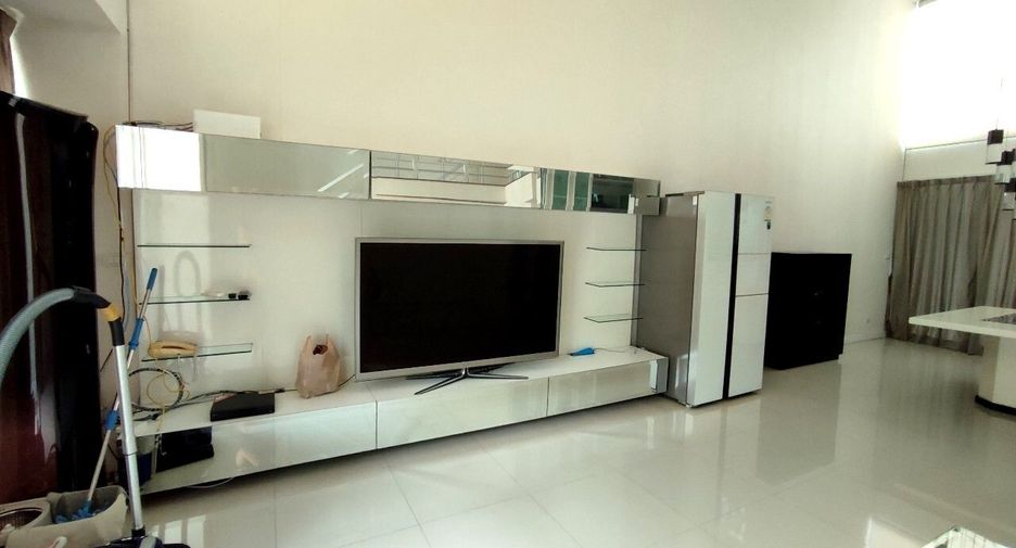 For sale 3 bedrooms townhouse in Wang Thonglang, Bangkok