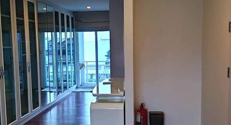 For sale 3 bedrooms townhouse in Wang Thonglang, Bangkok