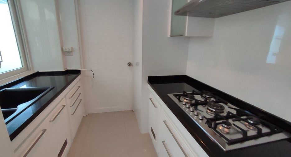For sale 3 bedrooms townhouse in Wang Thonglang, Bangkok