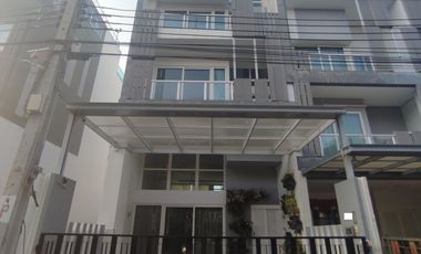 For sale 3 bedrooms townhouse in Wang Thonglang, Bangkok