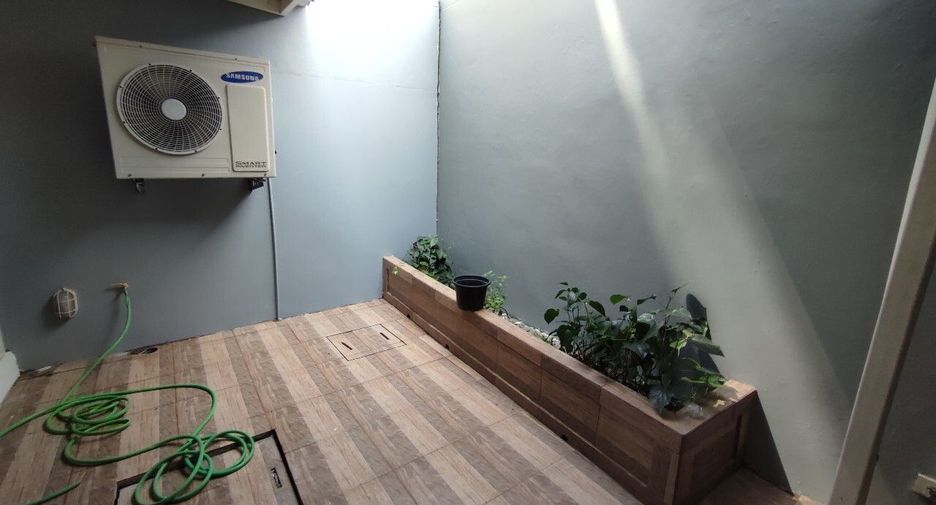 For sale 3 bedrooms townhouse in Wang Thonglang, Bangkok