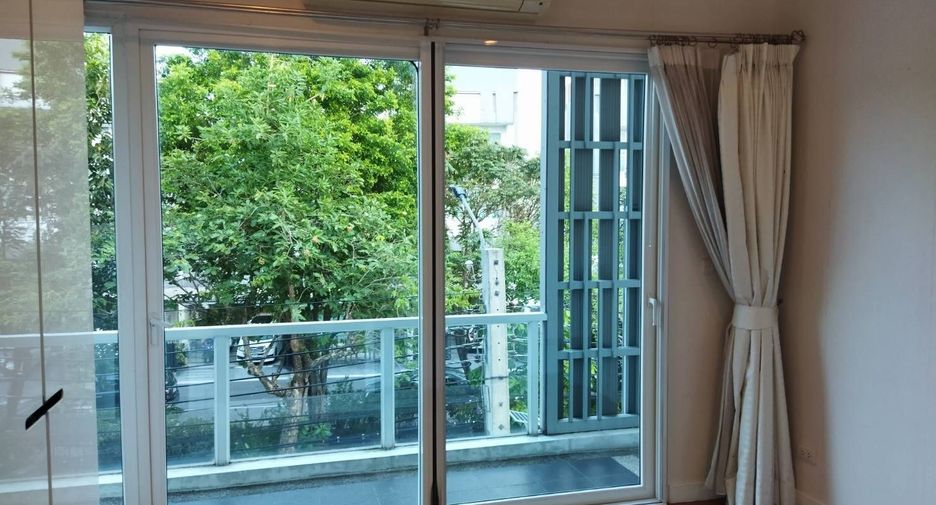 For sale 3 bedrooms townhouse in Wang Thonglang, Bangkok
