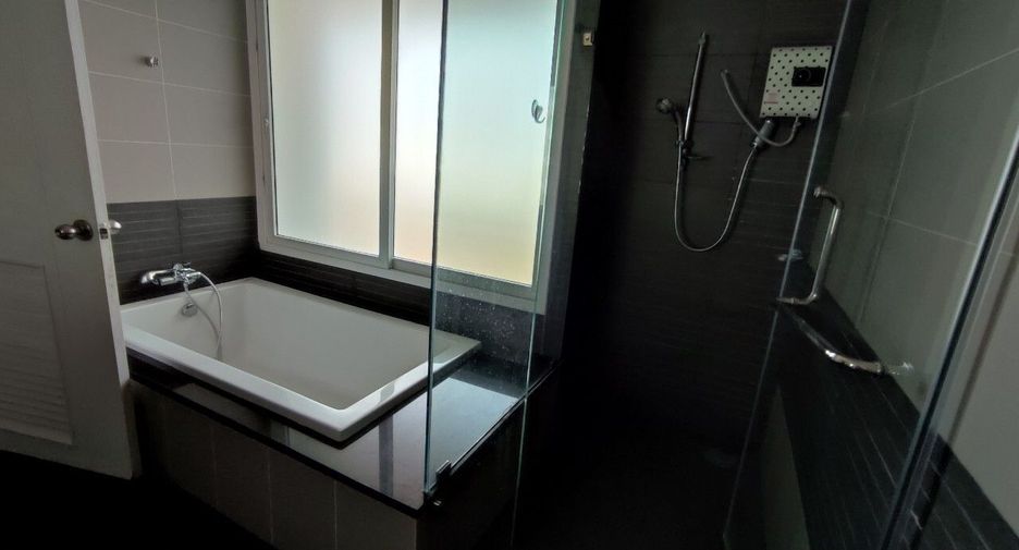 For sale 3 bedrooms townhouse in Wang Thonglang, Bangkok