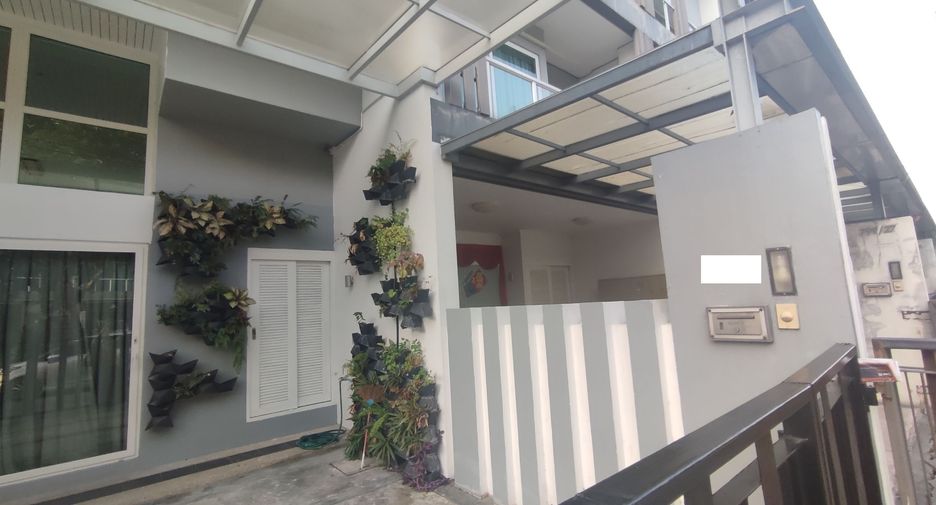 For sale 3 bedrooms townhouse in Wang Thonglang, Bangkok