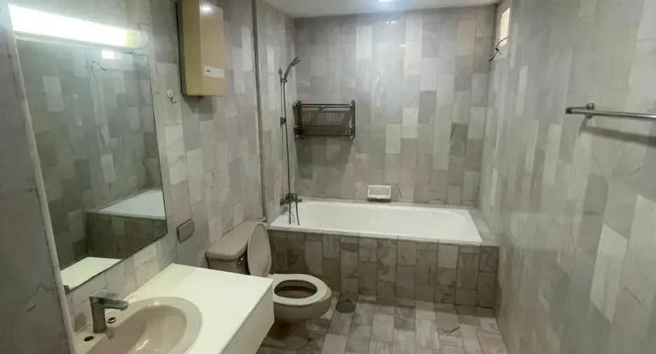 For sale 3 bedrooms condo in Watthana, Bangkok