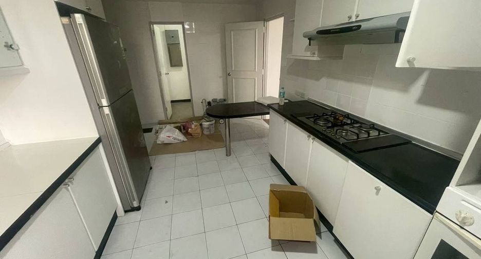 For sale 3 bedrooms condo in Watthana, Bangkok
