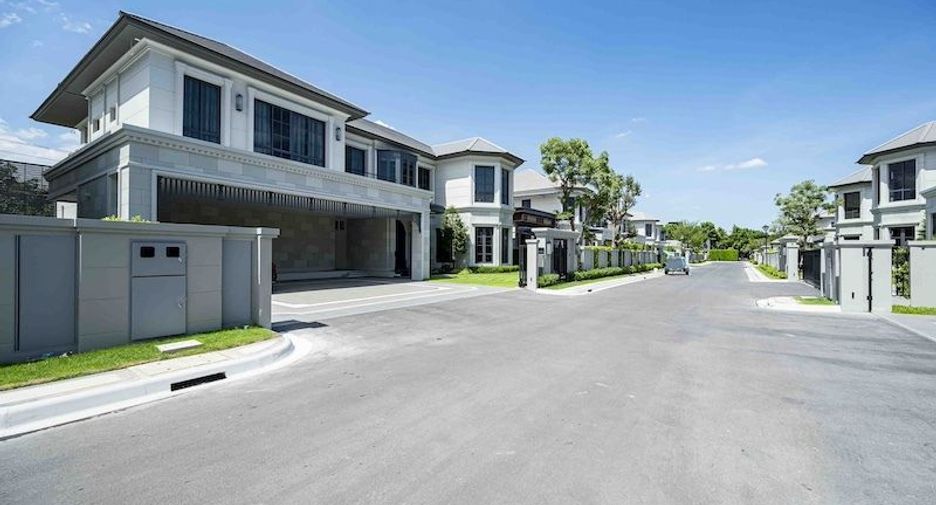 For rent 4 bedrooms house in Bang Kapi, Bangkok