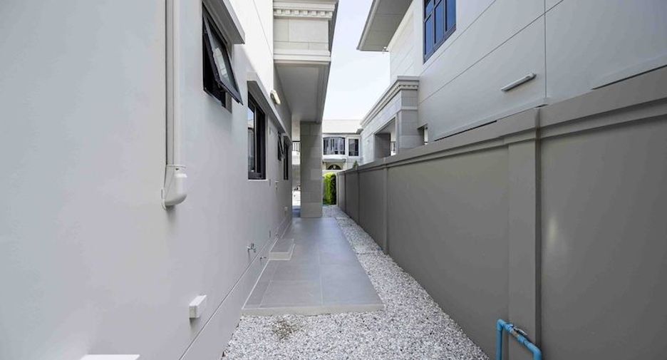 For rent 4 bedrooms house in Bang Kapi, Bangkok