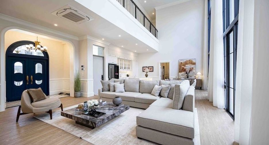 For rent 4 bedrooms house in Bang Kapi, Bangkok