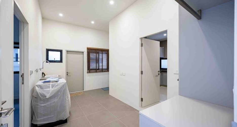 For rent 4 bedrooms house in Bang Kapi, Bangkok