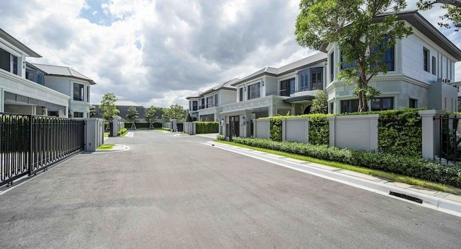 For rent 4 bedrooms house in Bang Kapi, Bangkok