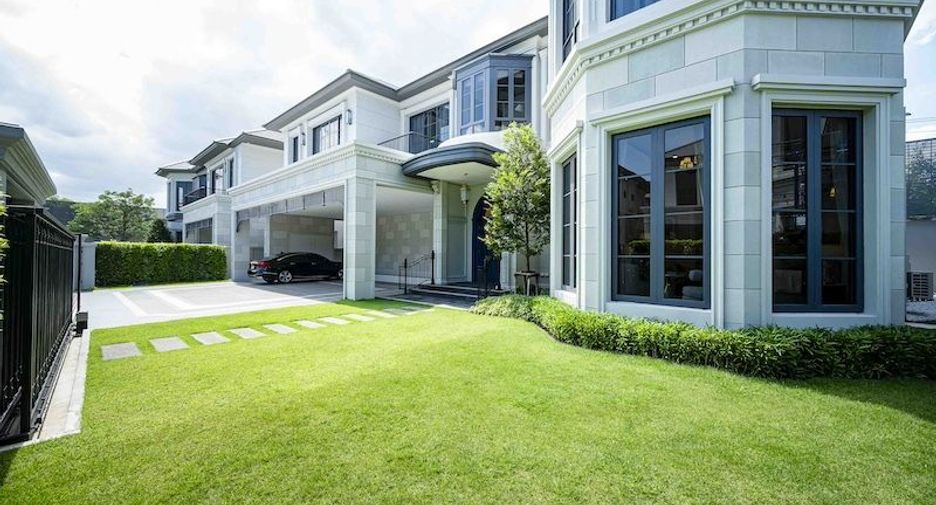 For rent 4 bedrooms house in Bang Kapi, Bangkok