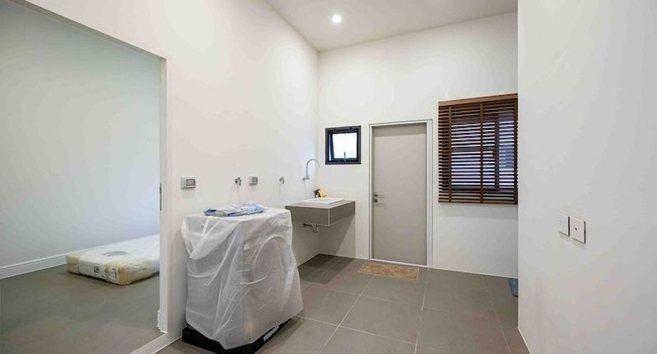 For rent 4 bedrooms house in Bang Kapi, Bangkok