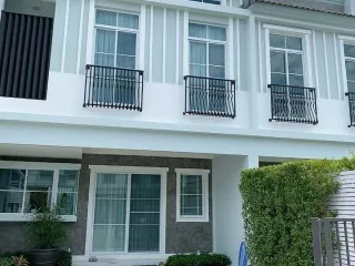 出租 3 卧室 联排别墅 在 Prawet, 曼谷