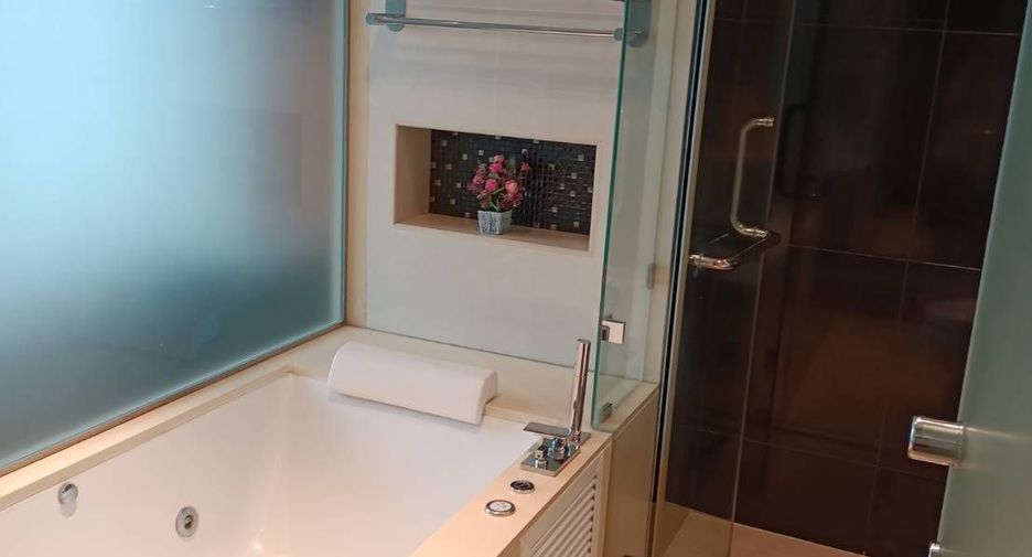 For rent 2 bedrooms condo in Khlong Toei, Bangkok
