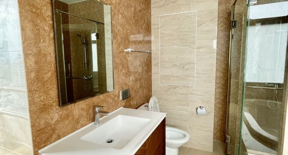 For rent 3 bedrooms condo in Khlong Toei, Bangkok