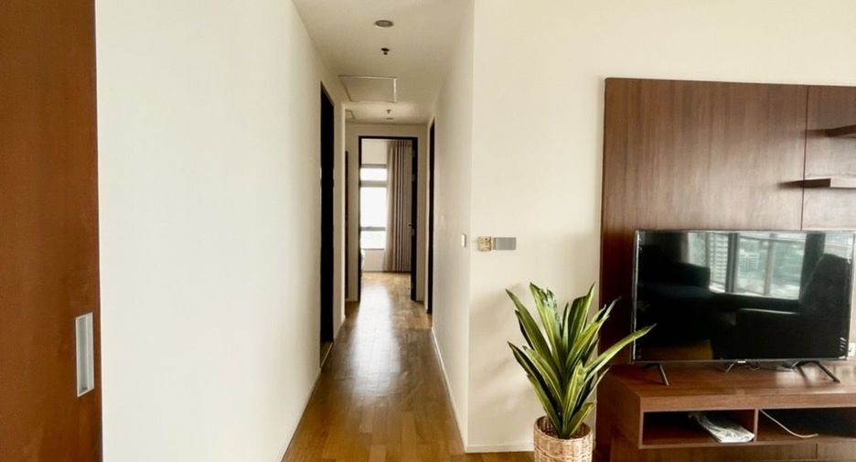 For rent 3 bedrooms condo in Khlong Toei, Bangkok