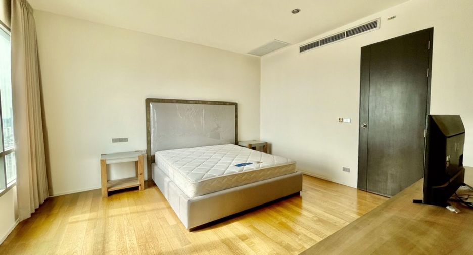 For rent 3 bedrooms condo in Khlong Toei, Bangkok