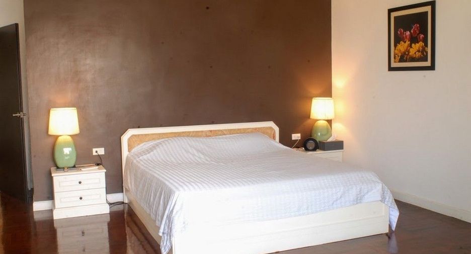 For rent 3 bedrooms condo in Watthana, Bangkok