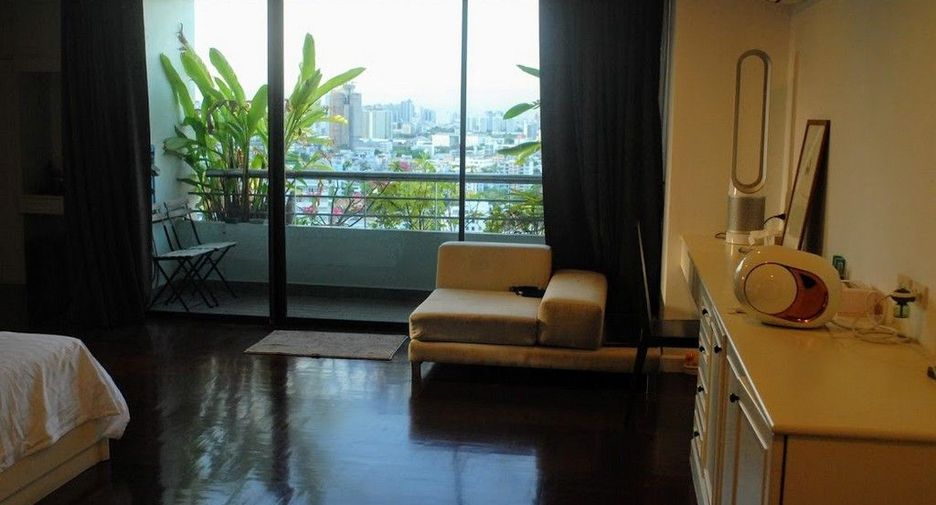 For rent 3 bedrooms condo in Watthana, Bangkok