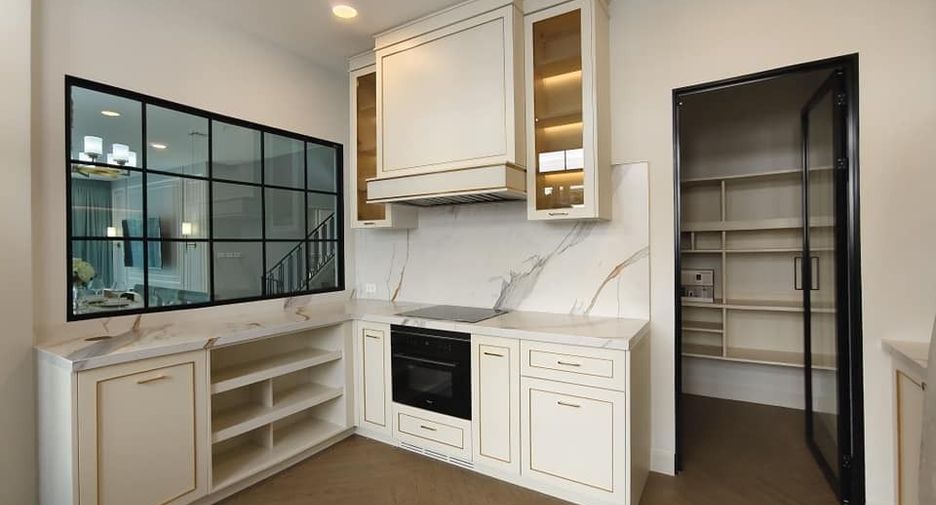 For rent 4 bedrooms house in Saphan Sung, Bangkok